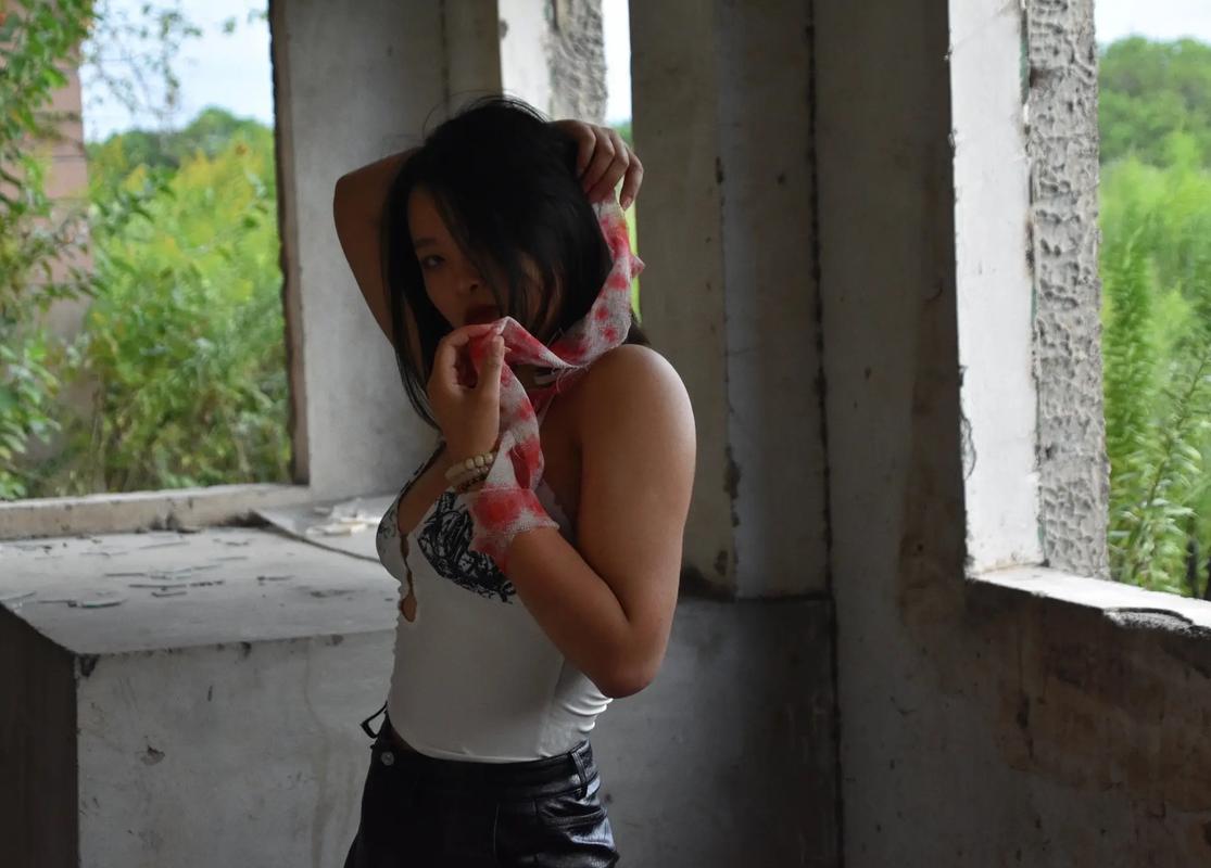 探索废村少女的最新魅力：在废墟中绽放的故事